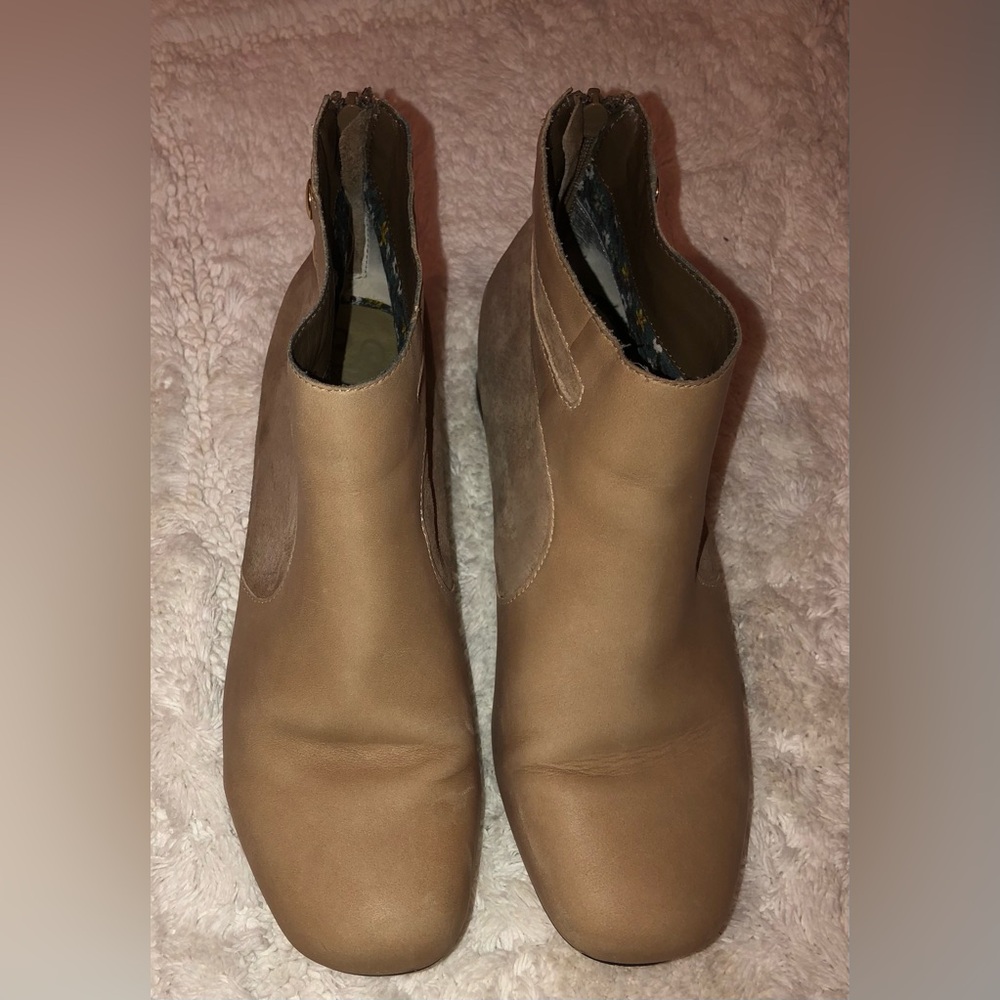Seychelles preowned leather upper size 8 1/2 ankle boot some marks/stains